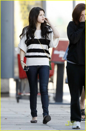 34989, LOS ANGELES, CALIFORNIA - Saturday 17th October 2009 **EXCLUSIVE**Selena Gomez and her mother and step-father, Brian, go for an early dinner at an Indian Restaurant, then on to Target for a shopping spree! Photograph: Nate Jones/Sam Sharma/PacificCoastNews.com ***FEE MUST BE AGREED PRIOR TO USAGE*** UK OFFICE: +44 131 557 7760/7761/7762 US OFFICE: + 1 310 261 9676