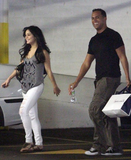 vanessa-hudgens-ripped-jeans-ravishing.jpg