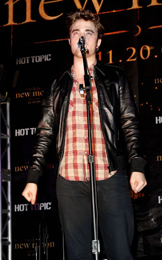 November 06, 2009: Robert Pattinson at the Twilight Saga 'New Moon' cast tour at Hollywood & Highland, Los Angeles, California. Credit: INFevents.com Ref.: infusla-64