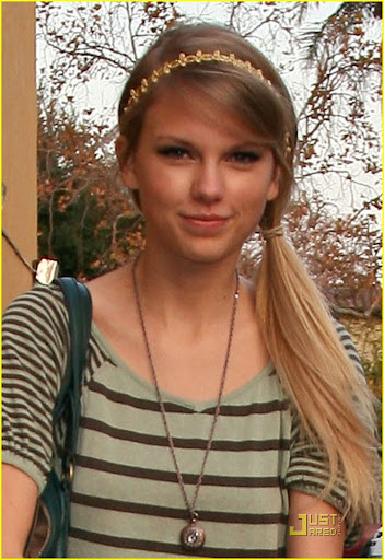 © BAUER-GRIFFIN.COM Taylor Swift and Selena Gomez grab a late lunch together at Mozza restaurant on Melrose Avenue with a bodyguard. Selena carries a gift bag out with her and later gets dropped off. EXCLUSIVE December 2, 2009 Job: 91202M8 Los Angeles, California www.bauergriffin.com www.bauergriffinonline.com