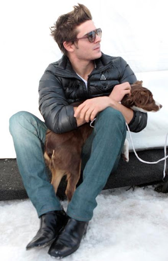 zac-efron-playing-with-dogs (11).jpg