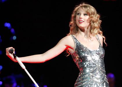 taylor-swift-no-love-look.jpg