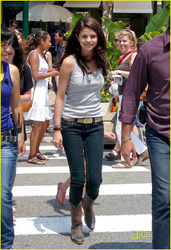 © BAUER-GRIFFIN.COM***NO CANADA RIGHTS***Selena Gomez, Leighton Meester, and Katie Cassidy practice a playful handshake while on the set of "Monte Carlo" outside the Hotel De Paris. NON-EXCLUSIVE      June 29, 2010Job: 70352EX       Monte Carlo, Monacowww.bauergriffin.comwww.bauergriffinonline.com