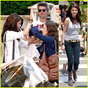 selena-gomez-high-five.jpg