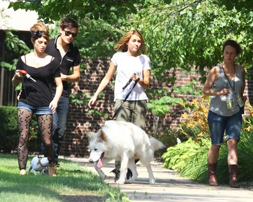miley-ashley-071610-19.jpg