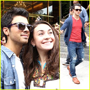 jonas-brothers-hotel-fans.jpg