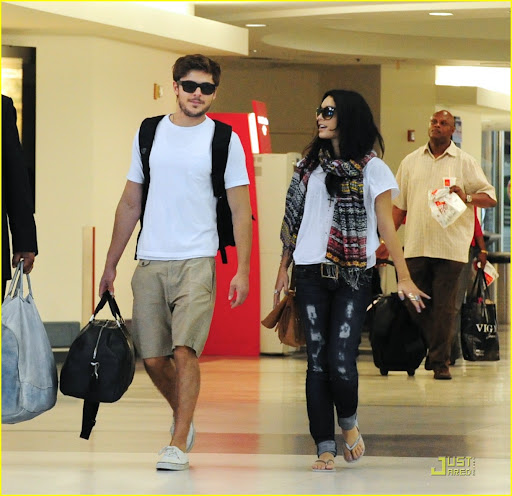 Â©NATIONAL PHOTO GROUP
Zac Efron and Vanessa Hudgens depart LAX Airport.
Job: 081910J6
EXCLUSIVE Aug. 19th, 2010 Los Angeles, CA
NPG.com