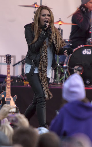 miley-cyrus-112010-7.jpg