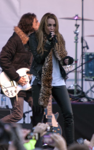 miley-cyrus-112010-4.jpg