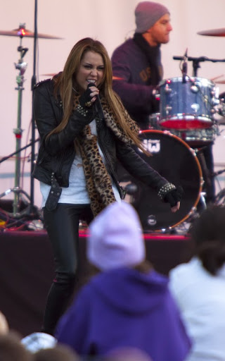 miley-cyrus-112010-3.jpg