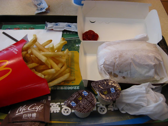 麥記超值午餐  (RMB 17.5) 個板燒雞腿包個size 同個都好有距離