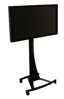 Die Frontansicht des IQ-Automation Flatman Panel PC auf Metallständer
