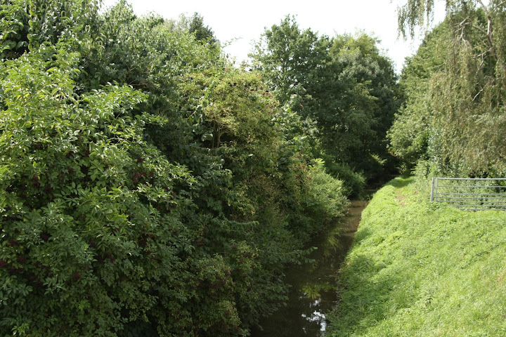 `t Vlaot tösse d'n Diek enne kirk. `t Watersjap wiltj de baek hie laote meandere.