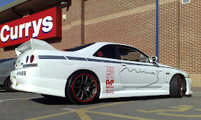 Skyline přes obchodem Currys, řešíme pojistky