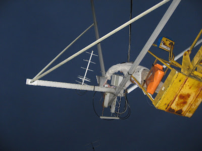 OZ2ABA mounting the KU LNC 5659 C PRO on the 7 meter dish