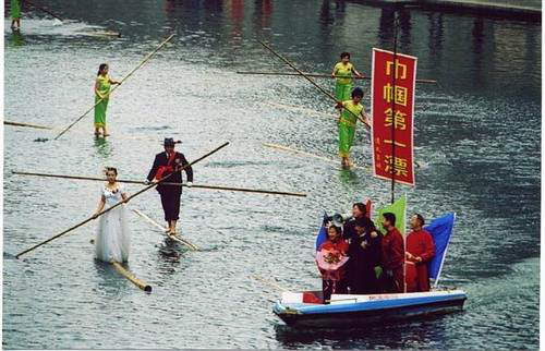 New Sport, Single Bamboo Cane Water Race: Cool Chinese Sport!