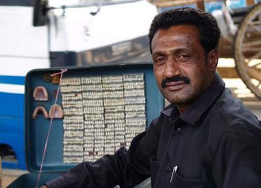 Street Dentists In India And China: Do you dare visit them? LOL