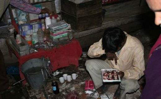 Street Dentists In India And China: Do you dare visit them? LOL