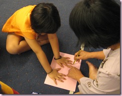 YX MD 04 teacher -trace girl's hands
