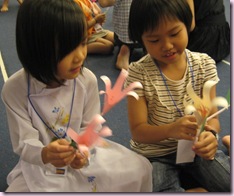 YX MD 03 - 2 girls w a flower each