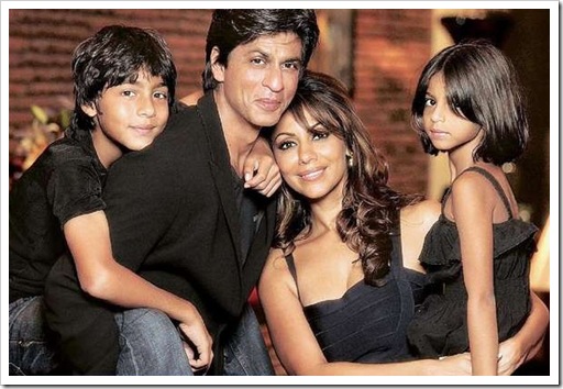 http://lh4.ggpht.com/_6JIgFAXPkQ0/Sgk2ZhCw1mI/AAAAAAAAAbI/j4j-iDWD3d4/Shahrukh%20khan%20with%20his%20family%20at%20his%20home%20Mannat_thumb%5B5%5D.jpg