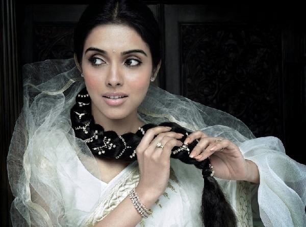 [Asin wearing Tanishq's new collection aria[5].jpg]