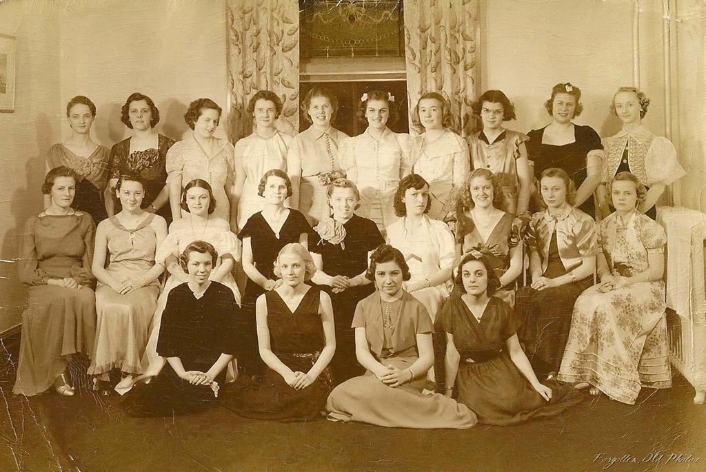 [Lots of women copy[10].jpg]
