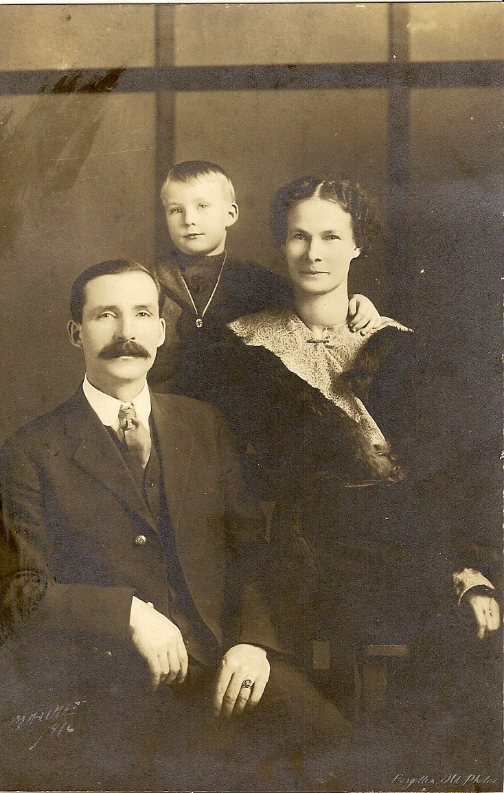 [Family in 1916[25].jpg]