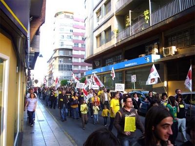 [20090424204645-20090424-2630-749-quatre-centes-persones-protestar-politica-educativa-f1[2].jpg]