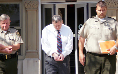 Steven Dean McGinnis leaves the Marion County Courthouse with Marion County Sheriff's Deputies Cliff Wilson and Jailer Scott Jenkins
