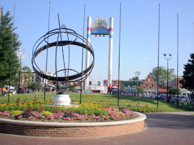 The sundial and Tulip Toren in Pella's Central Park