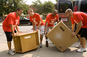 Volunteers help students move in at Central College (photo courtesy Central College)