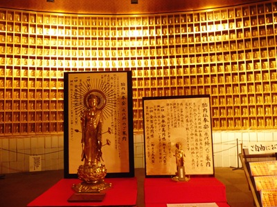 [12. ushiku daibutsu interior parede de budas[5].jpg]