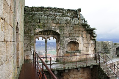 [Belmonte - castelo - janela manuelina geminada[4].jpg]