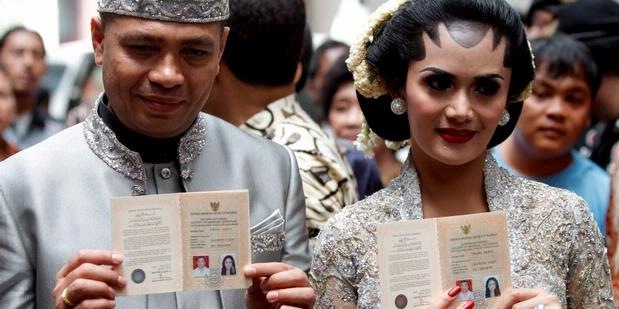 [Krisdayanti Raul Lemos Marriage Showing Letter of Marriage[5].jpg]