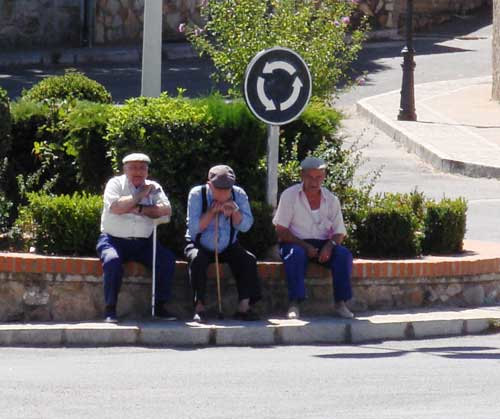 abuelos-en-rotonda.g920IrOHBHpy.jpg