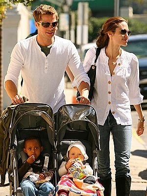 [angelina-jolie-and-brad-pitt-pictures-with-baby[4].jpg]