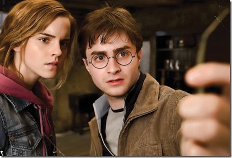 New-Deathly-Hallows-Image-Harry-And-Hermione-Look-Into-The-Mirror-1