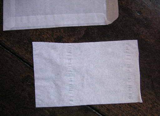 3. Petit rectangle de papier hygiénique de 5,7 cm x 9,7 cm à glisser dans la pochette comme cloison pour placer deux bêtes de chaque côté en les décalant. En séchant, elles gaufrent un peu le papier, ce qui les cale convenablement.