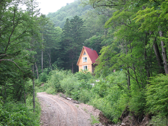 Tourist Bungalow in Livadyiskyi Mountains. Photo : Andrej Silaev