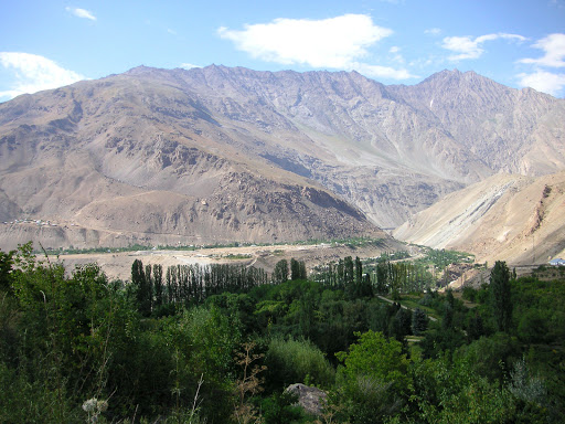 Jardin botanique, près de Khorog (à l'Ouest, à gauche) et vue vers le vallon de Sangou Dara (à l'Est). Pamir, Tadjikistan, 30 juillet 2007. Photo : F. Michel