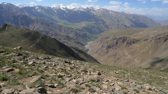 À 3350 m au-dessus de Kuh-I-Lal, 3350 m (Sud de Khorog), Pamir de l’ouest, 16 juillet 2009, Tadjikistan. Sur l'autre rive de la Pianj : l'Afghanistan. Photo : J.-F. Charmeux