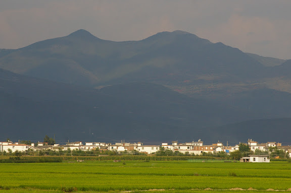Xizhou et la chaîne du Cang Shan, 6 août 2010. Photo : J.-M. Gayman