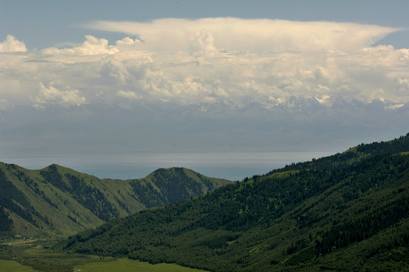 Le Terskey Alatau vu depuis le Kungey Alatau ; entre les deux chaînes du Tian Shan : le lac Issyk kül. Kyzyl-Ak-Suu , 5 juillet 2006. Photo : B. Lalanne-Cassou