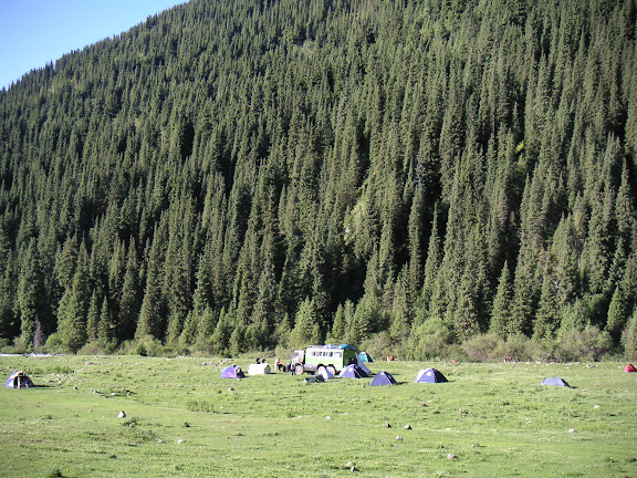 Notre camp (~2300 m), vallée de Kyzyl-Ak-Suu (Semienovka), au nord du lac Issyk-Kul (Kirghizstan), 4 juillet 2006. Photo : F. Michel