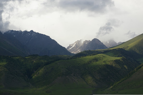 Le Kungey Alatau depuis la vallée de Kyzyl Aksu. 3 juillet 2006. Photo : J.-M. Gayman