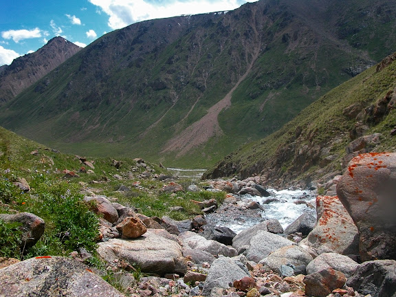 Haute vallée de la rivière Ottuk au SE du col Chon Ashuu, Terskei Ala Too, Kirghizstan, 7 juillet 2006. Photo : B. Lalanne-Cassou