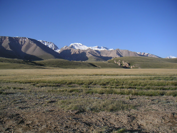 Kara Say : vue sur les Mts Borkoldoy (Koksaal Alatau), Kirghizstan, au matin du 11 juillet 2006. Photo : F. Michel