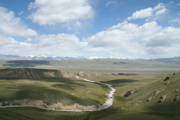 Kara-Say (Koksaal Alatau, Kyrgyzistan) : vue vers le Nord et le Terskey Alatau, 11 juillet 2006. Photo : J. Ouvaroff
