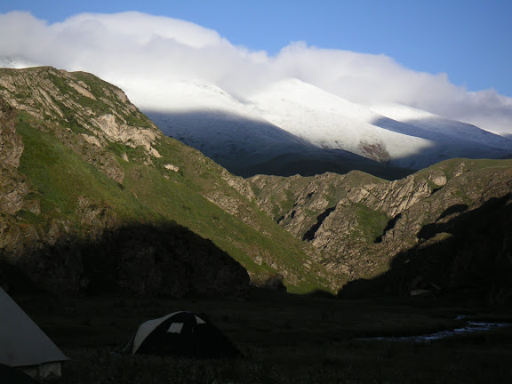 Vallon de Kichi-Kara-Kujur, vue vers le sud-ouest, au Sud de Dolon Pass, Kirghizstan, matin du 16 juillet 2006. Photo : F. Michel